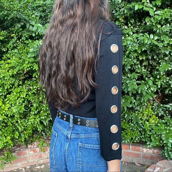 🚫SOLD🚫 Grommet Sleeved Top 👽 - Picture 2 of 3